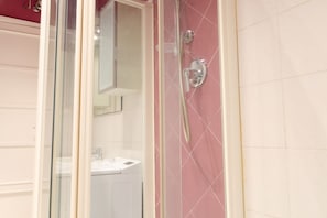 Shower, free toiletries, hair dryer, bidet