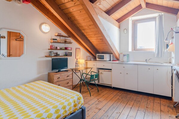 1 bedroom, desk, WiFi
