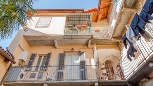 A multi-story building with balconies, some with railings and others open. - Casa M&M] Luminosa: Borgo Dora (Torino)