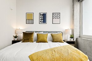 1 slaapkamer, een bureau, een strijkplank/strijkijzer, reisbedje