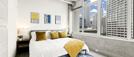 1 chambre, bureau, fer et planche à repasser, lit parapluie