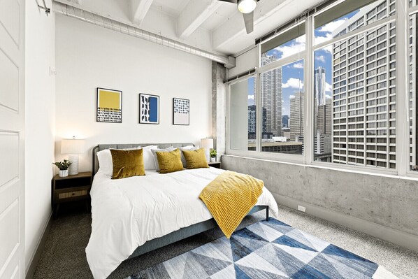 1 slaapkamer, een bureau, een strijkplank/strijkijzer, reisbedje