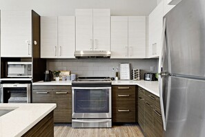 Réfrigérateur, four à micro-ondes, un four, surface de cuisson