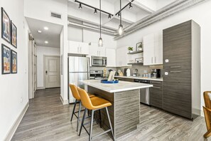 Fridge, microwave, oven, stovetop - Modern Midtown 1BR | 8 Min to FIFA | Walk DT (Atlanta)