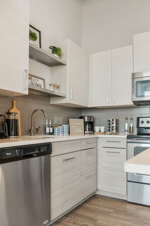 Kühlschrank, Mikrowelle, Ofen, Herdplatte