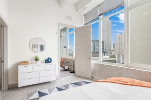 2 soverom, skrivebord, strykejern/-brett og reiseseng for barn