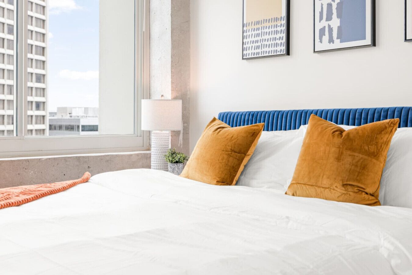 2 slaapkamers, een bureau, een strijkplank/strijkijzer, reisbedje