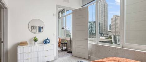 2 عدّة غرف نوم ومكتب ومكواة/لوح كي وسرير سفر