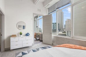 2 bedrooms, desk, iron/ironing board, travel cot - 2BR 2BA Highrise | 1 King and 1 Queen Bed| Downtown ATL (Atlanta)