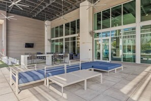 Outdoor dining - Luxury escape 2BR High-Rise Near Downtown + Views (Atlanta)