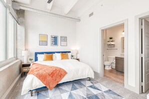 2 bedrooms, desk, iron/ironing board, travel cot - Luxury escape 2BR High-Rise Near Downtown + Views (Atlanta)