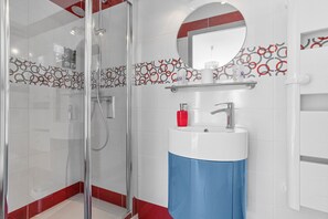 Shower, hair dryer, towels