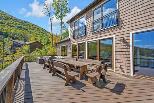 Spacious 7-bedroom house in lovely Hunter with game room, sauna, swimming spa