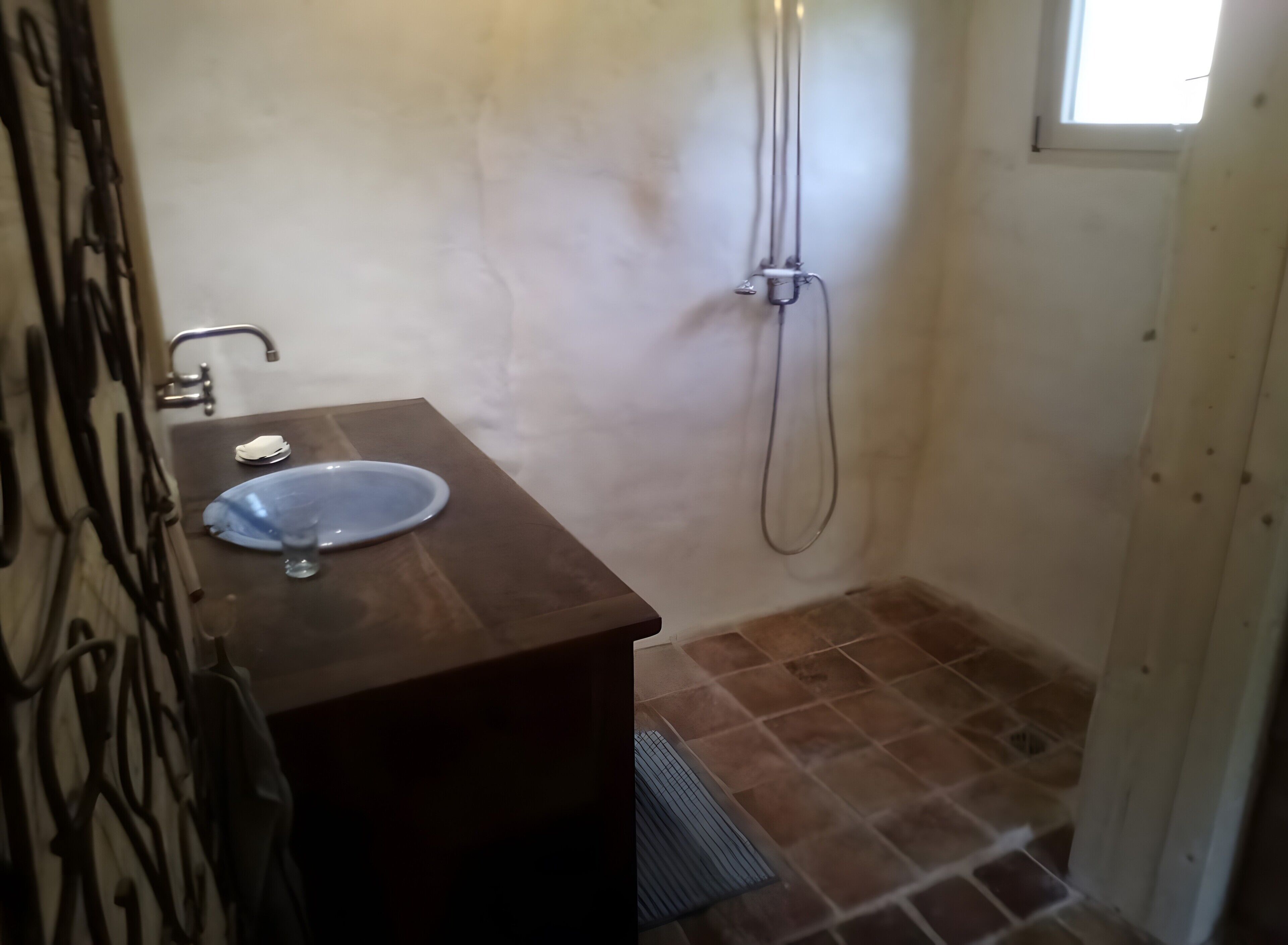 Een douche, een haardroger, handdoeken