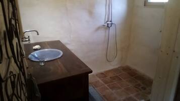 Een douche, een haardroger, handdoeken