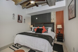 1 bedroom, iron/ironing board, WiFi, bed sheets - Downtown Modern Industrial Oasis (Columbia)