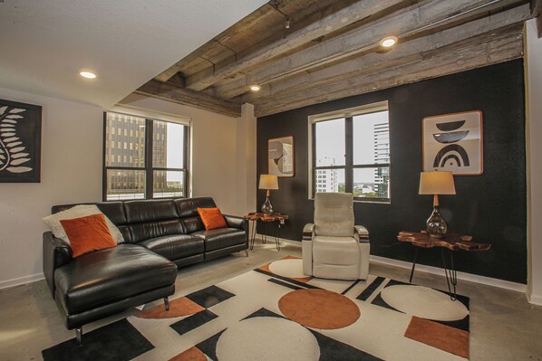 TV - Downtown Modern Industrial Oasis (Columbia)