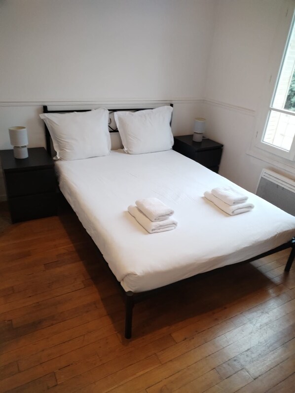 2 bedrooms, iron/ironing board, bed sheets