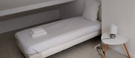 2 bedrooms, iron/ironing board, bed sheets