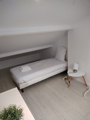 2 bedrooms, iron/ironing board, bed sheets