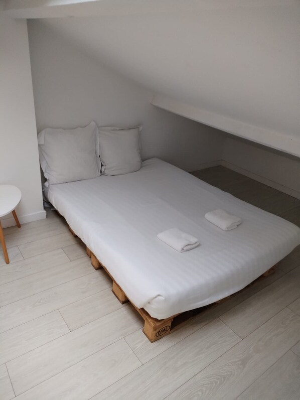 2 bedrooms, iron/ironing board, bed sheets