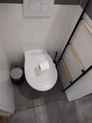 تجهيزات دش، مناشف، صابون، ورق حمّام