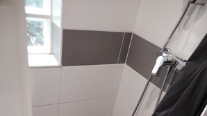 Shower, towels, soap, toilet paper - Appartement Victoire - Comfort and brightness in the heart of Arcueil (Arcueil)