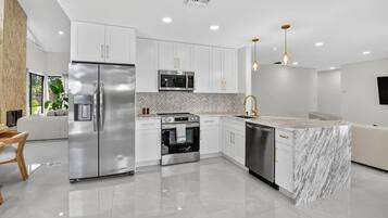 Kjøleskap, mikrobølgeovn, ovn og kokeplater