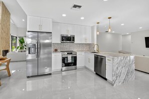 Réfrigérateur, four à micro-ondes, un four, surface de cuisson