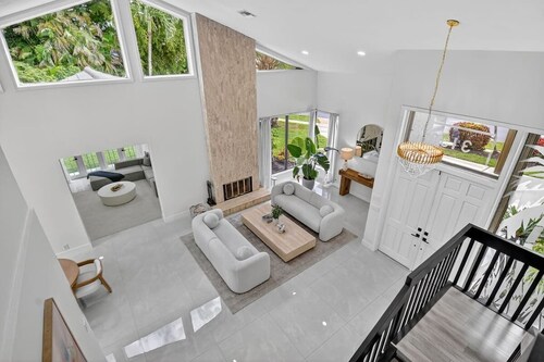 Gorgeous Modern Beach Heated Pool House Sleeps 8 Central