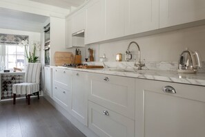 Kühlschrank, Mikrowelle, Geschirrspüler