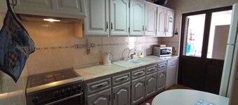 3 Bed House - Sleeps 4 - Wifi - Parking