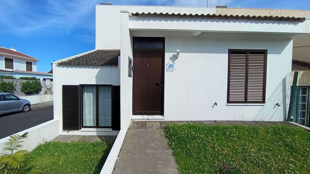 A modern two-story house with a white exterior, a brown door, and a window with shutters. - Casa da Fatima in Angra do Heroismo (Angra do Heroismo)