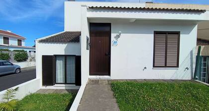 3 Bed House - Sleeps 4 - Wifi - Parking