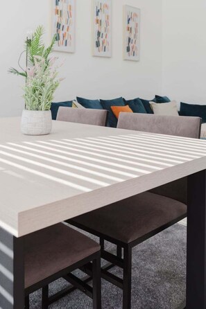 Dining - GuestReady - Modern Comfort in West Hampstead (London)