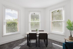 Dining - GuestReady - Modern Comfort in West Hampstead (London)