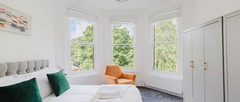 2 bedrooms, iron/ironing board, Internet, bed sheets