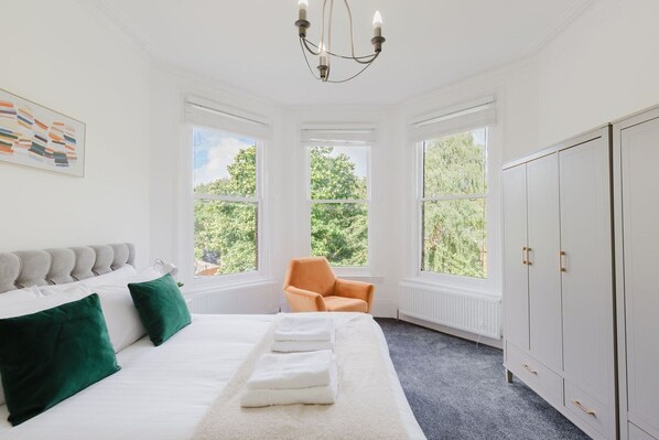 2 bedrooms, iron/ironing board, internet, bed sheets