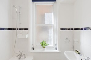 Shower, hair dryer, towels - GuestReady - Modern Comfort in West Hampstead (London)