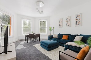 TV - GuestReady - Modern Comfort in West Hampstead (London)