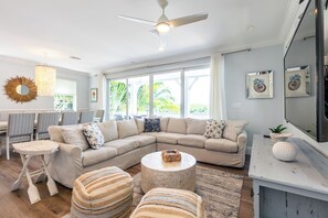 Téléviseur connecté, table de ping-pong, livres