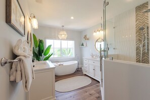 Shower, hair dryer, towels, soap - Luxury waterfront Home, Pool, Boat Slip, Bikes, Discounts Available thru Jan 31 (Marathon)