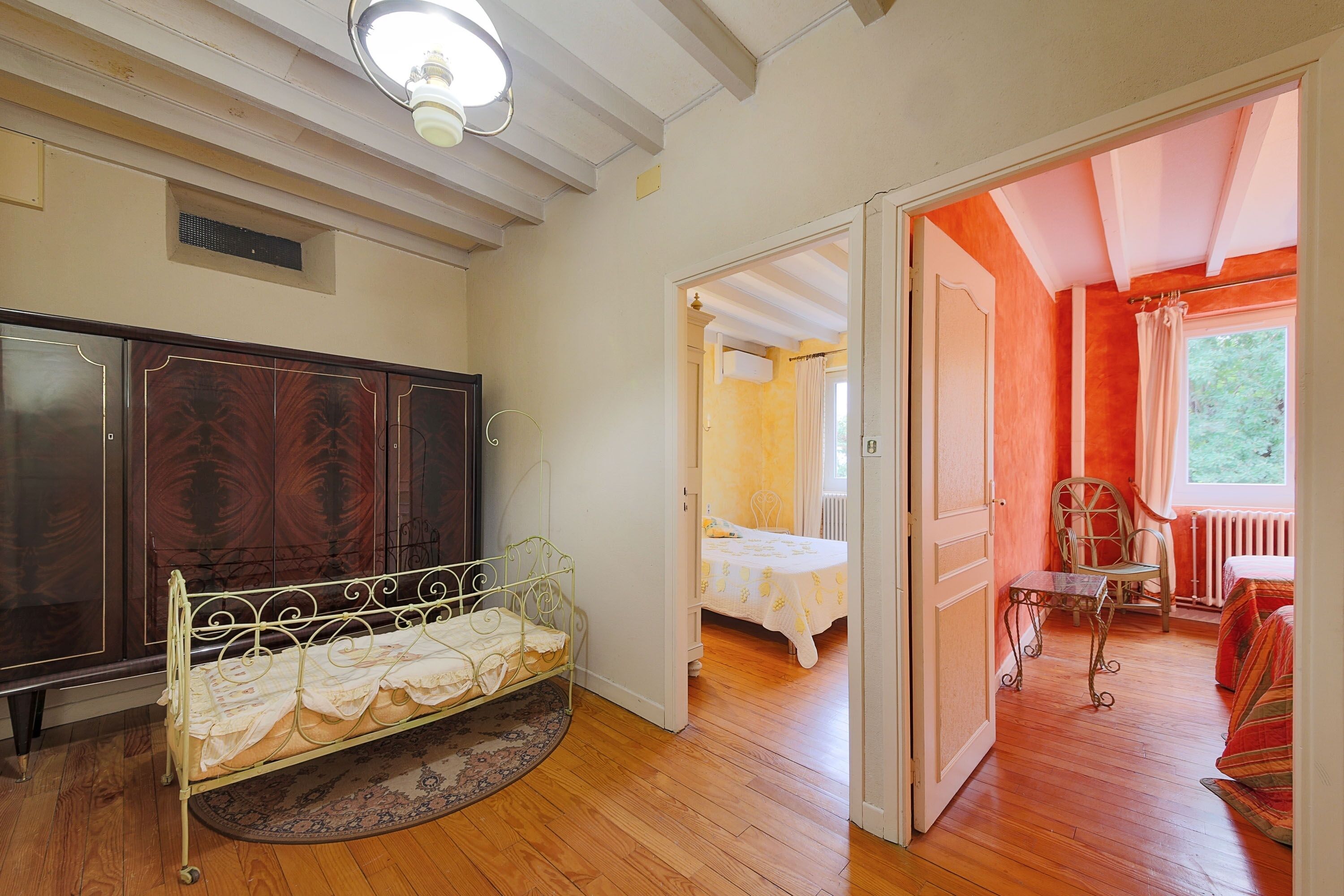 Une chambre à coucher avec un lit, une armoire et une petite table.