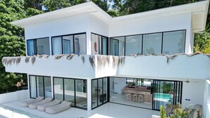 A modern two-story house with a swimming pool, large glass windows, and outdoor seating. - Palmaya Villa - Piscine & Vue mer - 3 chambres (Ko Samui)