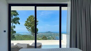 A bedroom with a large bed, a view of a balcony with a pool, and a scenic landscape. - Palmaya Villa - Piscine & Vue mer - 3 chambres (Ko Samui)