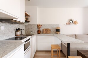 Fridge, oven, dishwasher, coffee/tea maker