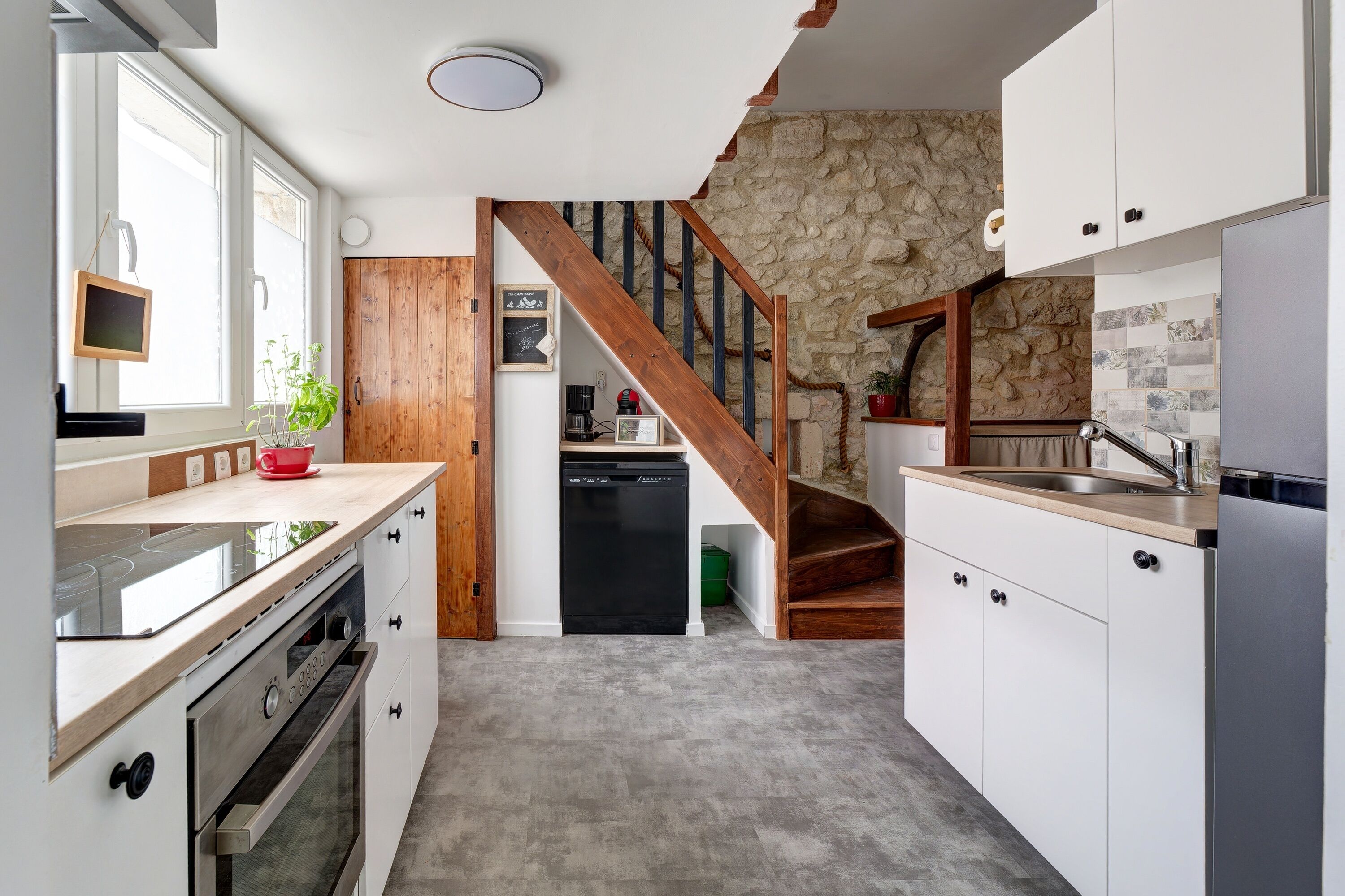 Kylskåp, mikrovågsugn, ugn och diskmaskin