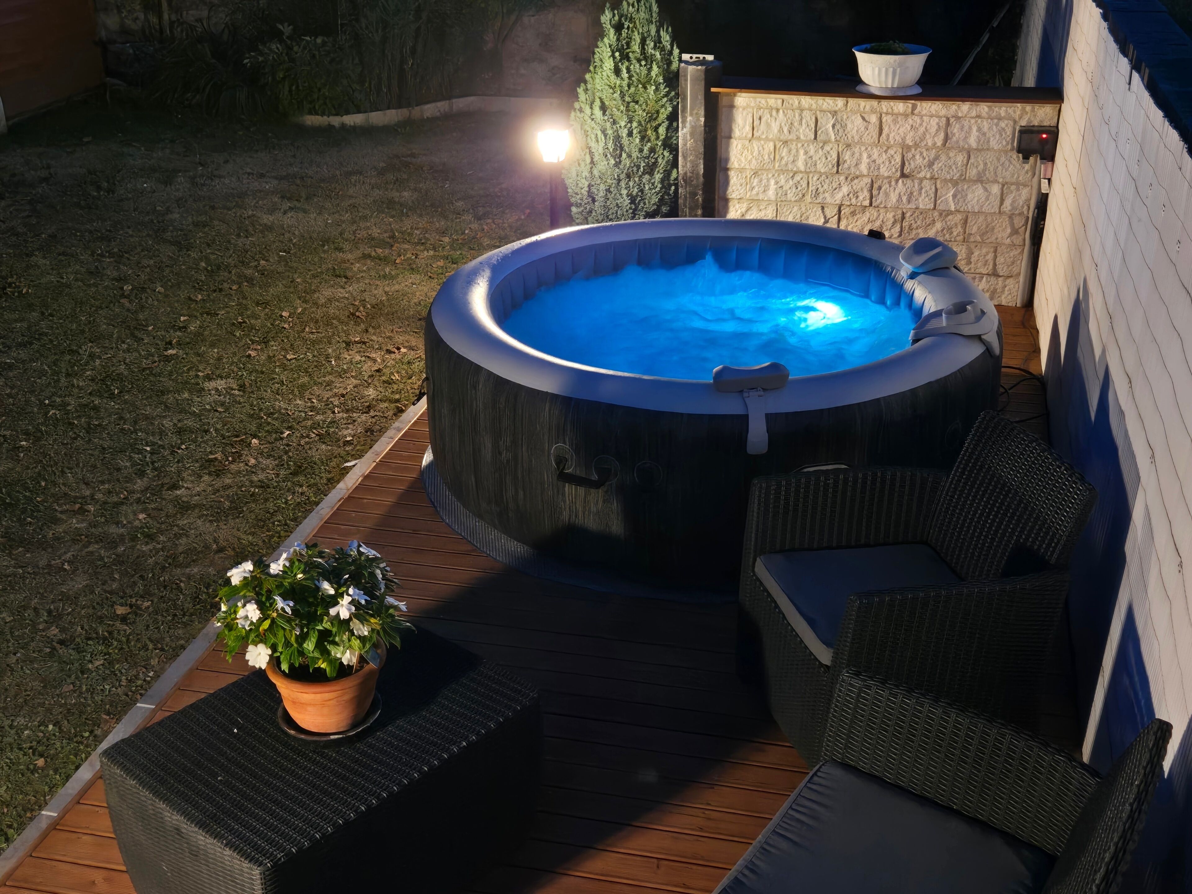 Outdoor spa tub