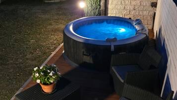 Tina de hidromasaje al aire libre