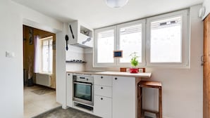 Kaffetrakter/tekoker, kjøleskap, mikrobølgeovn og ovn
